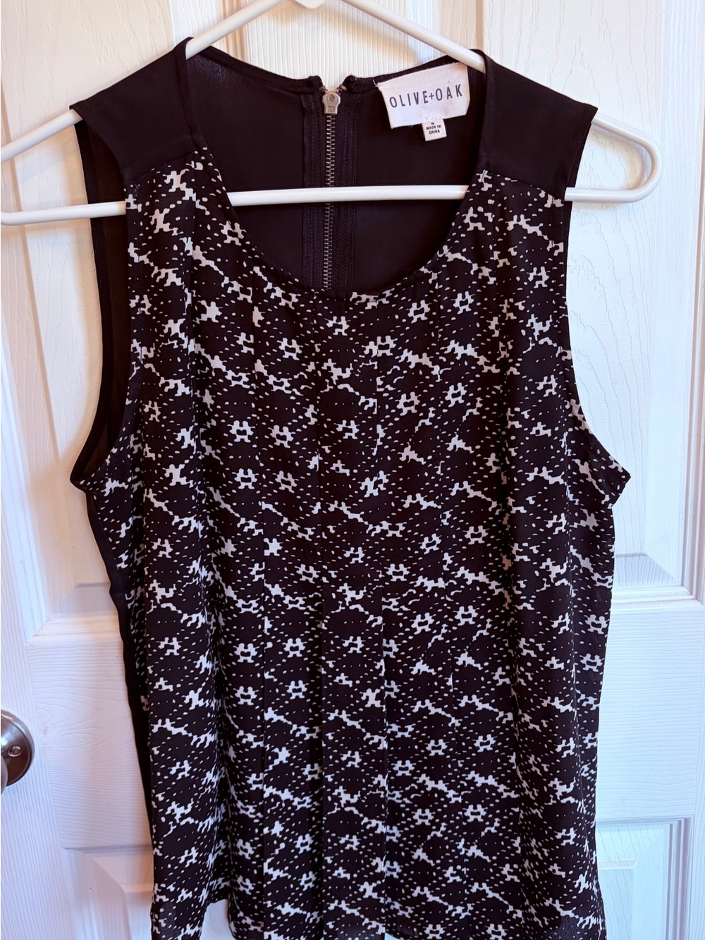 Olive & Oak Black and White Abstract Sleeveless Blouse